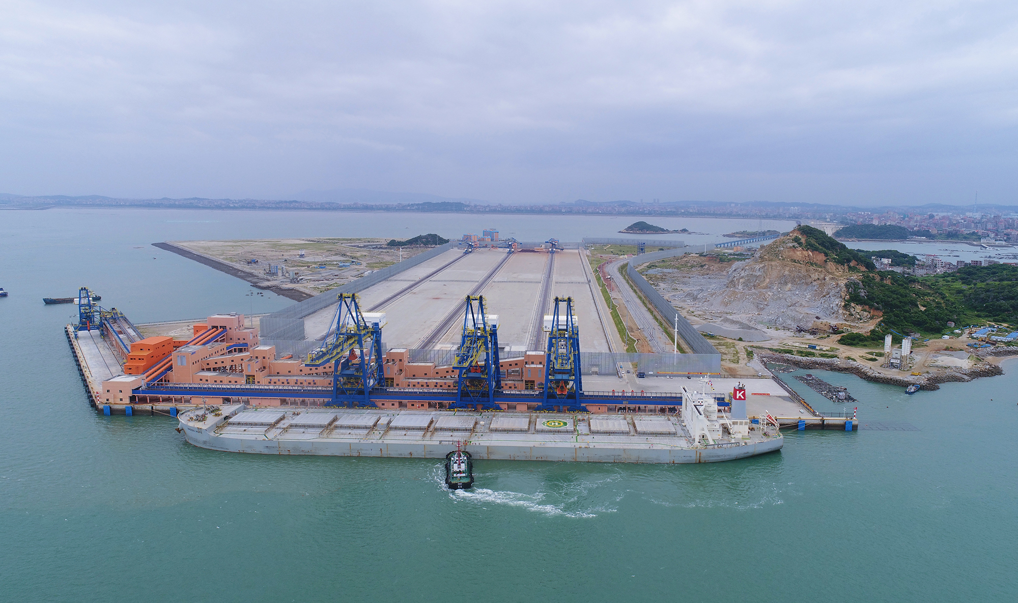 8月24日,四航局罗屿9号10号泊位码头成功靠泊25万吨级大型铁矿石船.